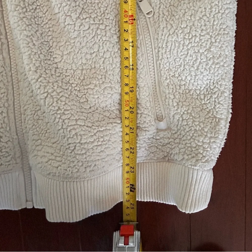 Athleta Tugga Jacket fleece full zip white, large zippered pockets